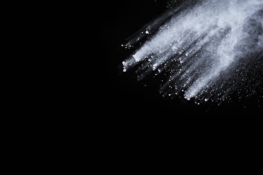 Siyah arka planda beyaz toz patlaması. Renkli bulut. Renkli toz patlar. Boya Holi.