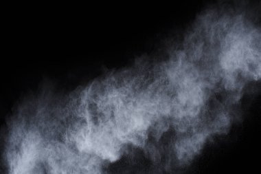 Siyah arka planda beyaz toz patlaması. Renkli bulut. Renkli toz patlar. Boya Holi.