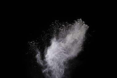 Siyah arka planda beyaz toz patlaması. Renkli bulut. Renkli toz patlar. Boya Holi.