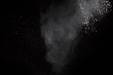 Siyah arka planda beyaz toz patlaması. Renkli bulut. Renkli toz patlar. Boya Holi.