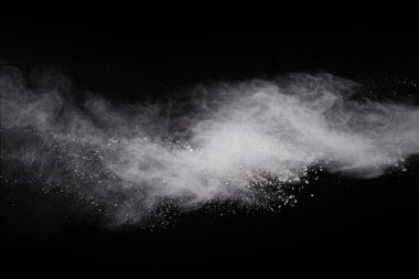 Siyah arka planda beyaz toz patlaması. Renkli bulut. Renkli toz patlar. Boya Holi.