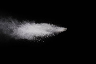 Siyah arka planda beyaz toz patlaması. Renkli bulut. Renkli toz patlar. Boya Holi.