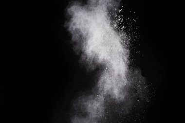 Siyah arka planda beyaz toz patlaması. Renkli bulut. Renkli toz patlar. Boya Holi.