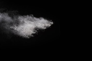 Siyah arka planda beyaz toz patlaması. Renkli bulut. Renkli toz patlar. Boya Holi.