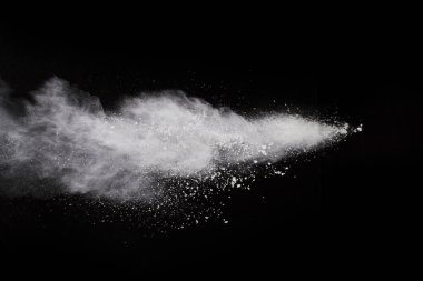 Siyah arka planda beyaz toz patlaması. Renkli bulut. Renkli toz patlar. Boya Holi.
