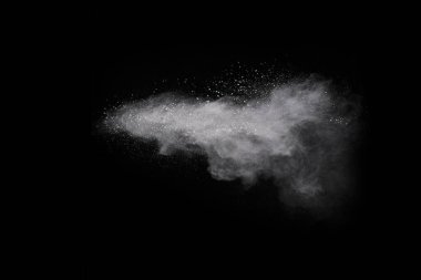 Siyah arka planda beyaz toz patlaması. Renkli bulut. Renkli toz patlar. Boya Holi.