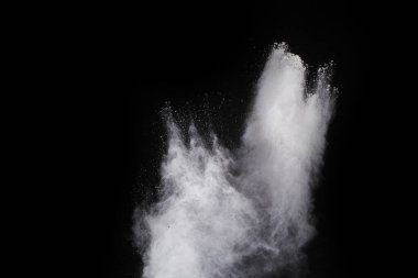 Siyah arka planda beyaz toz patlaması. Renkli bulut. Renkli toz patlar. Boya Holi.