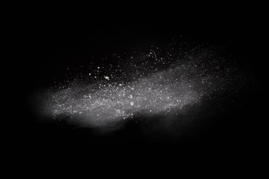 Siyah arka planda beyaz toz patlaması. Renkli bulut. Renkli toz patlar. Boya Holi.