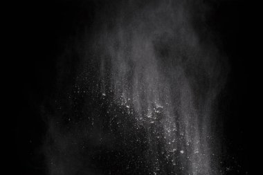 Siyah arka planda beyaz toz patlaması. Renkli bulut. Renkli toz patlar. Boya Holi.