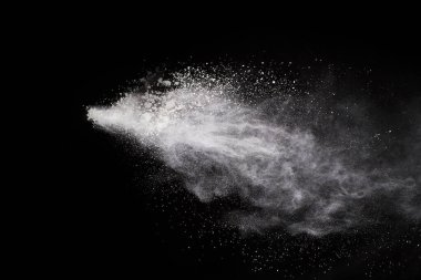 Siyah arka planda beyaz toz patlaması. Renkli bulut. Renkli toz patlar. Boya Holi.