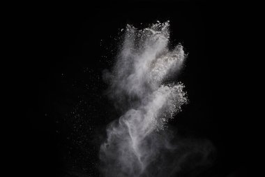 Siyah arka planda beyaz toz patlaması. Renkli bulut. Renkli toz patlar. Boya Holi.