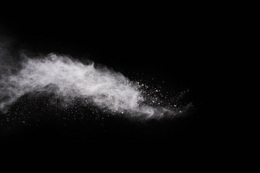 Siyah arka planda beyaz toz patlaması. Renkli bulut. Renkli toz patlar. Boya Holi.
