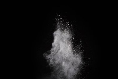 Siyah arka planda beyaz toz patlaması. Renkli bulut. Renkli toz patlar. Boya Holi.