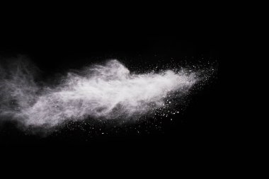 Siyah arka planda beyaz toz patlaması. Renkli bulut. Renkli toz patlar. Boya Holi.