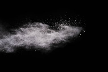 Siyah arka planda beyaz toz patlaması. Renkli bulut. Renkli toz patlar. Boya Holi.