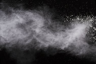 Siyah arka planda beyaz toz patlaması. Renkli bulut. Renkli toz patlar. Boya Holi.