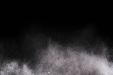 Siyah arka planda beyaz toz patlaması. Renkli bulut. Renkli toz patlar. Boya Holi.