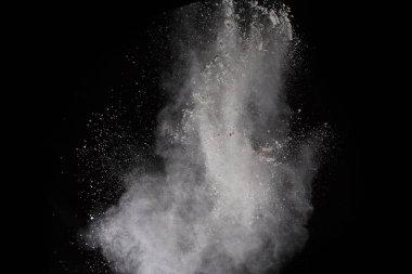 Siyah arka planda beyaz toz patlaması. Renkli bulut. Renkli toz patlar. Boya Holi.