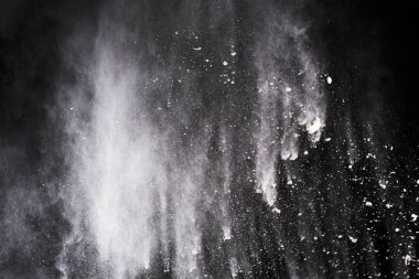 Siyah arka planda beyaz toz patlaması. Renkli bulut. Renkli toz patlar. Boya Holi.