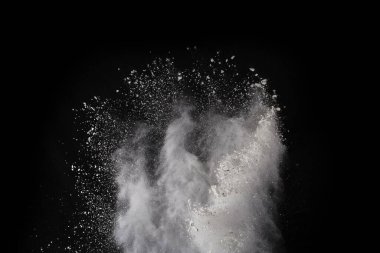 Siyah arka planda beyaz toz patlaması. Renkli bulut. Renkli toz patlar. Boya Holi.