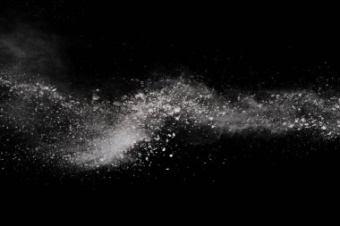 Siyah arka planda beyaz toz patlaması. Renkli bulut. Renkli toz patlar. Boya Holi.