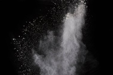 Siyah arka planda beyaz toz patlaması. Renkli bulut. Renkli toz patlar. Boya Holi.