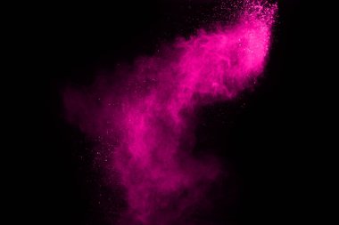 Siyah arka planda pembe toz patlaması. Renkli bulut. Renkli toz patlar. Boya Holi.