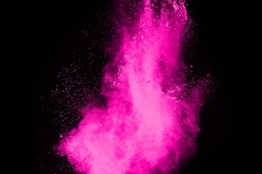Siyah arka planda pembe toz patlaması. Renkli bulut. Renkli toz patlar. Boya Holi.