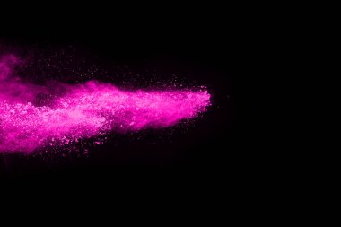 Siyah arka planda pembe toz patlaması. Renkli bulut. Renkli toz patlar. Boya Holi.