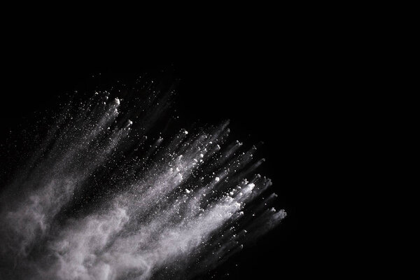 Взрыв белого пороха на черном фоне. Цветное облако. Разноцветная пыль взрывается. Холи, Пейнт.