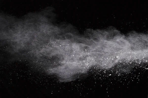 Siyah arka planda beyaz toz patlaması. Renkli bulut. Renkli toz patlar. Boya Holi.