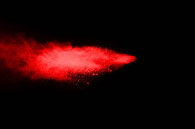 Siyah arka planda soyut kırmızı toz patlaması. Siyah arka planda soyut kırmızı toz sıçramış. Patlayan kırmızı barutun hareketsiz hareketi.