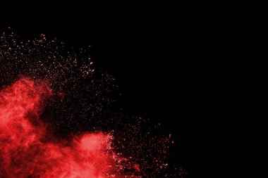 Siyah arka planda soyut kırmızı toz patlaması. Siyah arka planda soyut kırmızı toz sıçramış. Patlayan kırmızı barutun hareketsiz hareketi.