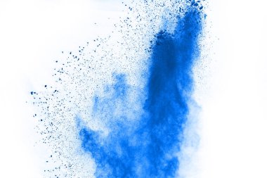 Beyaz arka planda mavi renkli toz patlaması. Renkli bulut. Renkli toz patlar. Boya Holi.