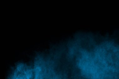 soyut mavi toz sıçrayan arkaplan, patlayan renk tozunun dondurucu hareketi / renk pudrası, siyah arkaplan üzerindeki renk parlatıcısı dokusu.