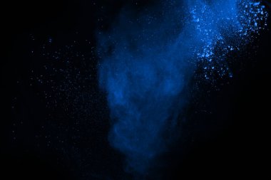 soyut mavi toz sıçrayan arkaplan, patlayan renk tozunun dondurucu hareketi / renk pudrası, siyah arkaplan üzerindeki renk parlatıcısı dokusu.