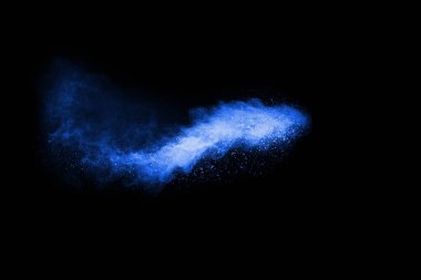 soyut mavi toz sıçrayan arkaplan, patlayan renk tozunun dondurucu hareketi / renk pudrası, siyah arkaplan üzerindeki renk parlatıcısı dokusu.