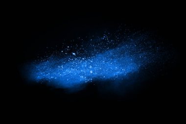 soyut mavi toz sıçrayan arkaplan, patlayan renk tozunun dondurucu hareketi / renk pudrası, siyah arkaplan üzerindeki renk parlatıcısı dokusu.