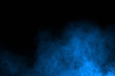 soyut mavi toz sıçrayan arkaplan, patlayan renk tozunun dondurucu hareketi / renk pudrası, siyah arkaplan üzerindeki renk parlatıcısı dokusu.