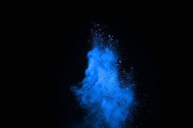 soyut mavi toz sıçrayan arkaplan, patlayan renk tozunun dondurucu hareketi / renk pudrası, siyah arkaplan üzerindeki renk parlatıcısı dokusu.