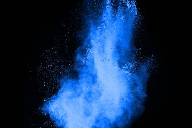 soyut mavi toz sıçrayan arkaplan, patlayan renk tozunun dondurucu hareketi / renk pudrası, siyah arkaplan üzerindeki renk parlatıcısı dokusu.