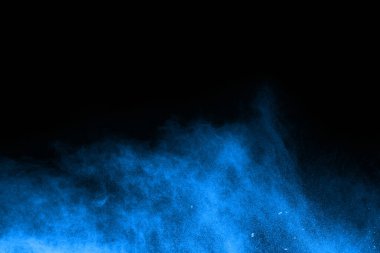 soyut mavi toz sıçrayan arkaplan, patlayan renk tozunun dondurucu hareketi / renk pudrası, siyah arkaplan üzerindeki renk parlatıcısı dokusu.