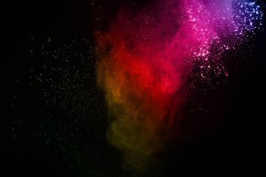 Siyah bir zemin üzerinde soyut renkli toz patlaması. Soyut toz püskürtülmüş arka plan, renk tozunun patlaması / renk tozunun dondurucu hareketi, çok renkli sim dokusu.