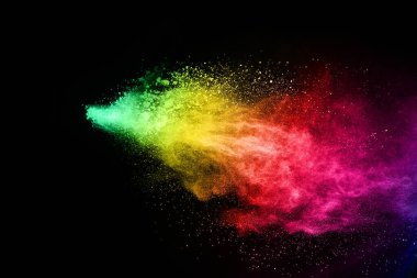 Siyah bir zemin üzerinde soyut renkli toz patlaması. Soyut toz püskürtülmüş arka plan, renk tozunun patlaması / renk tozunun dondurucu hareketi, çok renkli sim dokusu.