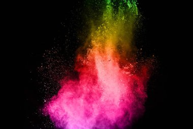 Siyah bir zemin üzerinde soyut renkli toz patlaması. Soyut toz püskürtülmüş arka plan, renk tozunun patlaması / renk tozunun dondurucu hareketi, çok renkli sim dokusu.