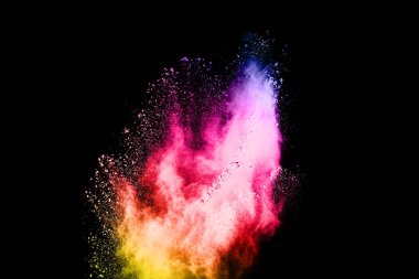 Siyah bir zemin üzerinde soyut renkli toz patlaması. Soyut toz püskürtülmüş arka plan, renk tozunun patlaması / renk tozunun dondurucu hareketi, çok renkli sim dokusu.