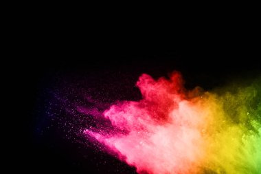 Siyah bir zemin üzerinde soyut renkli toz patlaması. Soyut toz püskürtülmüş arka plan, renk tozunun patlaması / renk tozunun dondurucu hareketi, çok renkli sim dokusu.