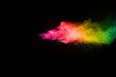 Siyah bir zemin üzerinde soyut renkli toz patlaması. Soyut toz püskürtülmüş arka plan, renk tozunun patlaması / renk tozunun dondurucu hareketi, çok renkli sim dokusu.