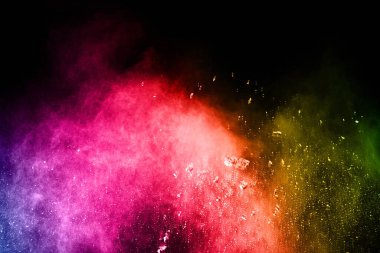 Siyah bir zemin üzerinde soyut renkli toz patlaması. Soyut toz püskürtülmüş arka plan, renk tozunun patlaması / renk tozunun dondurucu hareketi, çok renkli sim dokusu.