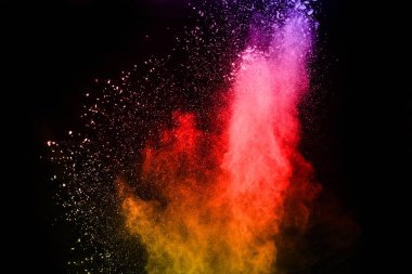 Siyah bir zemin üzerinde soyut renkli toz patlaması. Soyut toz püskürtülmüş arka plan, renk tozunun patlaması / renk tozunun dondurucu hareketi, çok renkli sim dokusu.